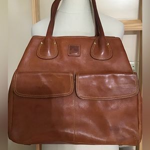 Beautiful, leather Dooney and Burke handbag tote, lots of pockets R